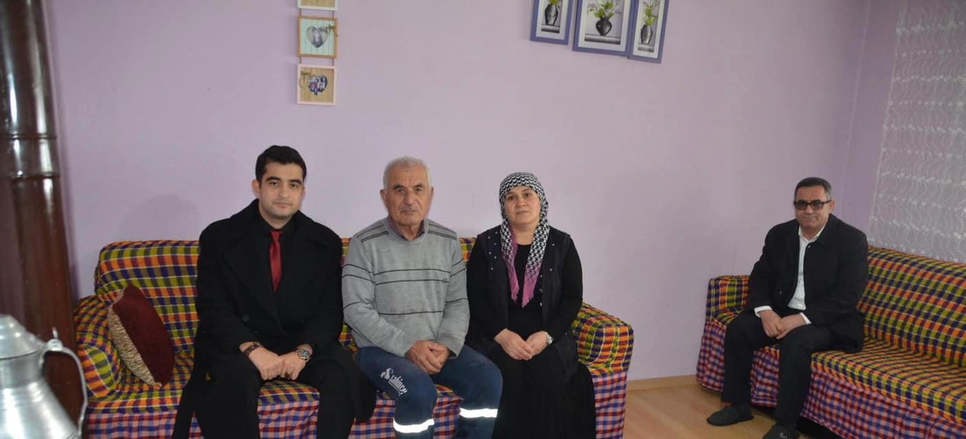 Aydıncık Kaymakamı Şahin’den Asırlık Çınar ile Sıcak Sohbet