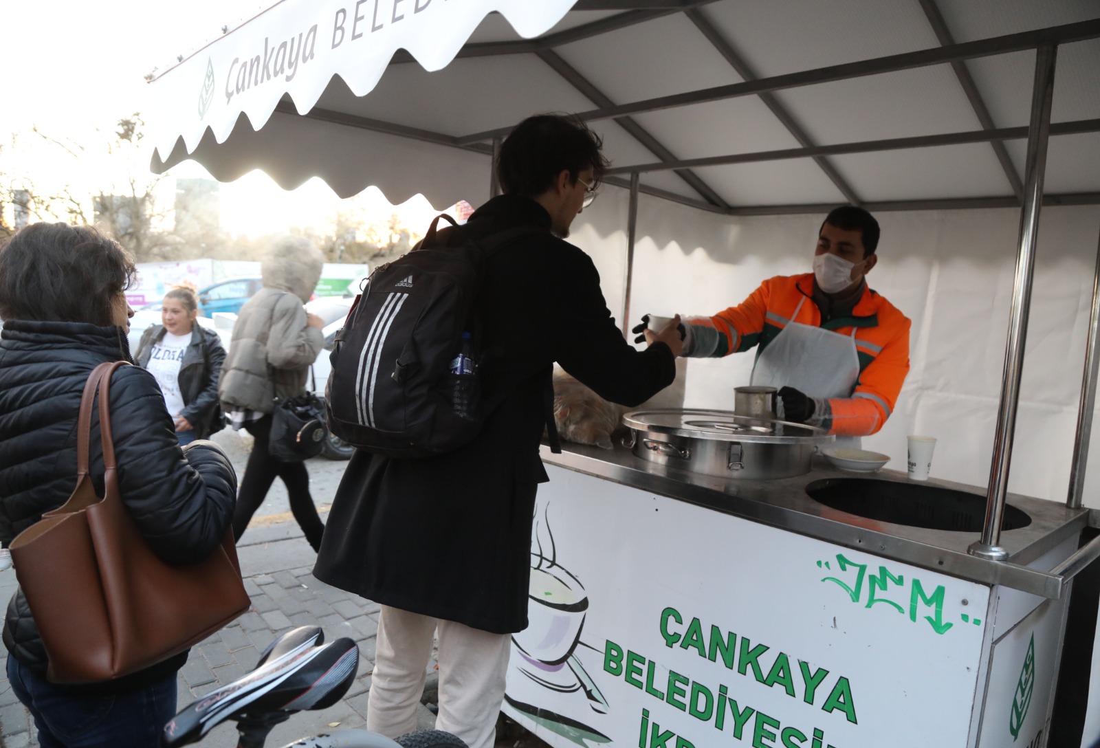 Çankaya Belediyesi’nden Soğuk Kış Günlerinde Sıcak Çorba İkramı