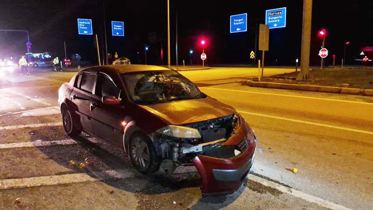 Yozgat-Alaca Yolunda Kaza! Kamyonet ve Otomobil Çarpıştı!
