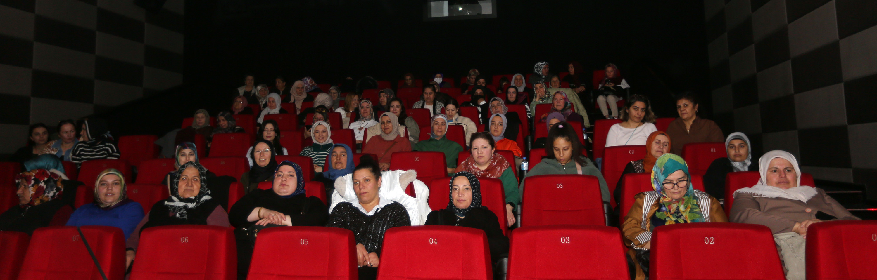 Yenimahalle Belediyesi’nden Kursiyerlerine Sinema Keyfi