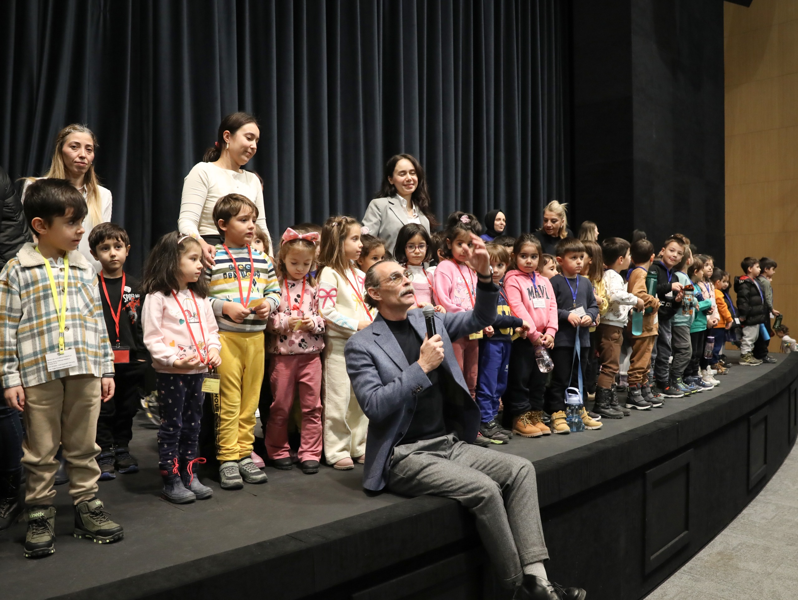 Tiyatrocu Başkan Çocuklara Tiyatro Sahnesini Tanıttı
