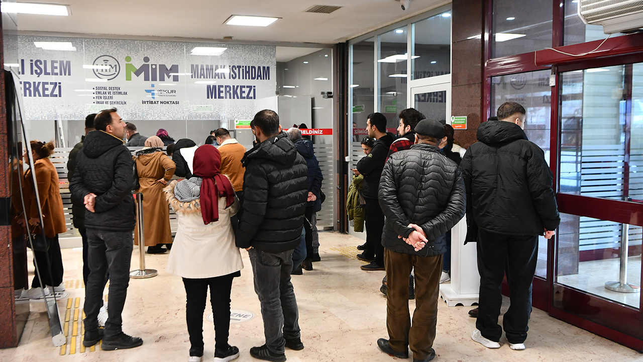 Mamak Belediyesi Yüzlerce Vatandaşı İşle Buluşturuyor