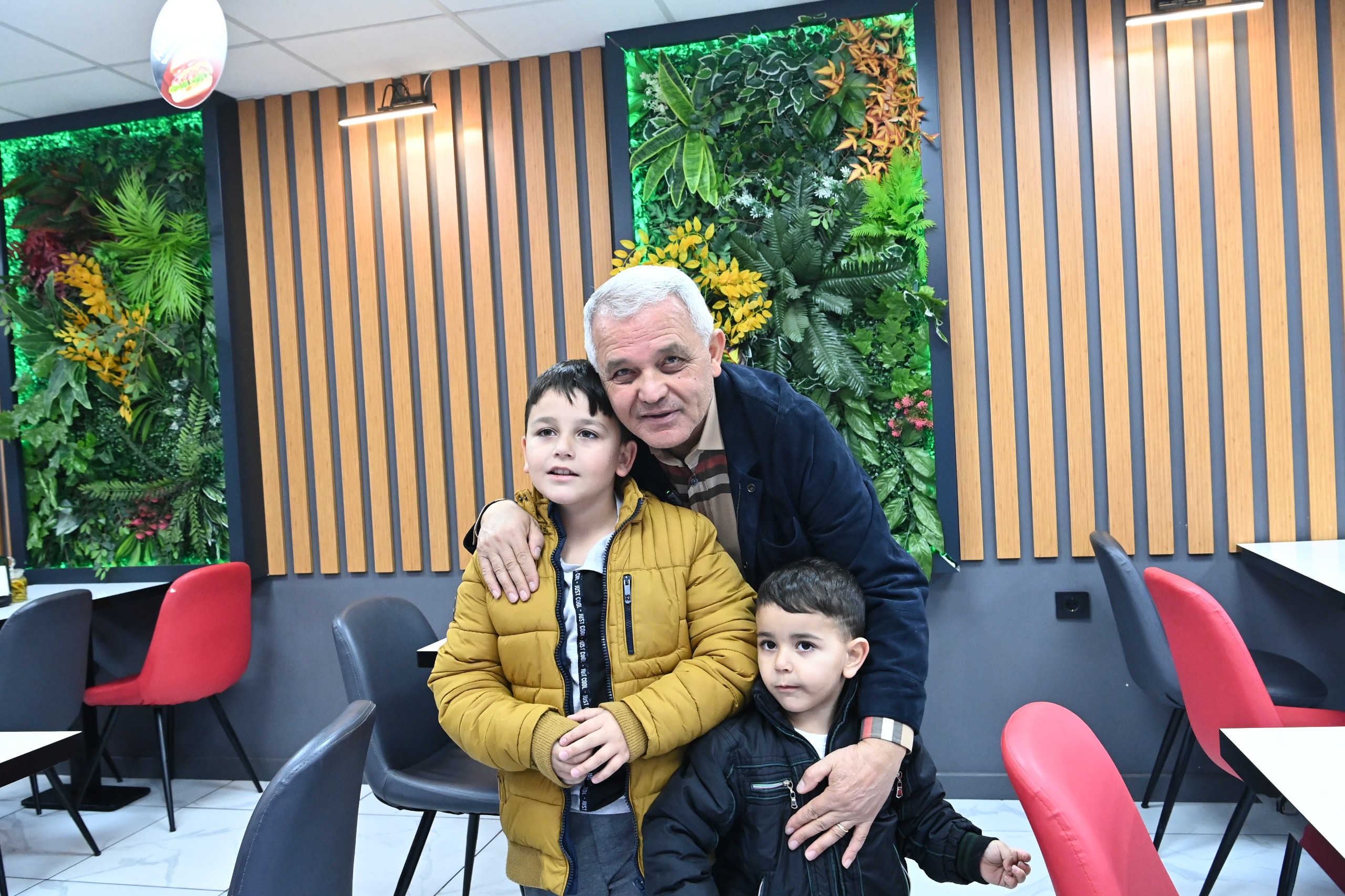 Başkan Şahin Esnafla İç İçe Geziyor