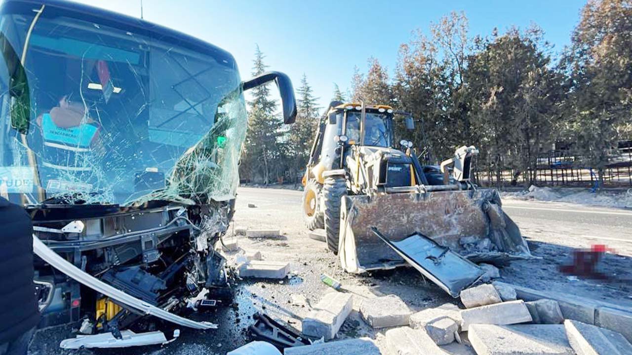 Otobüs ile İş Makinesi Kafa Kafaya Çarpıştı!