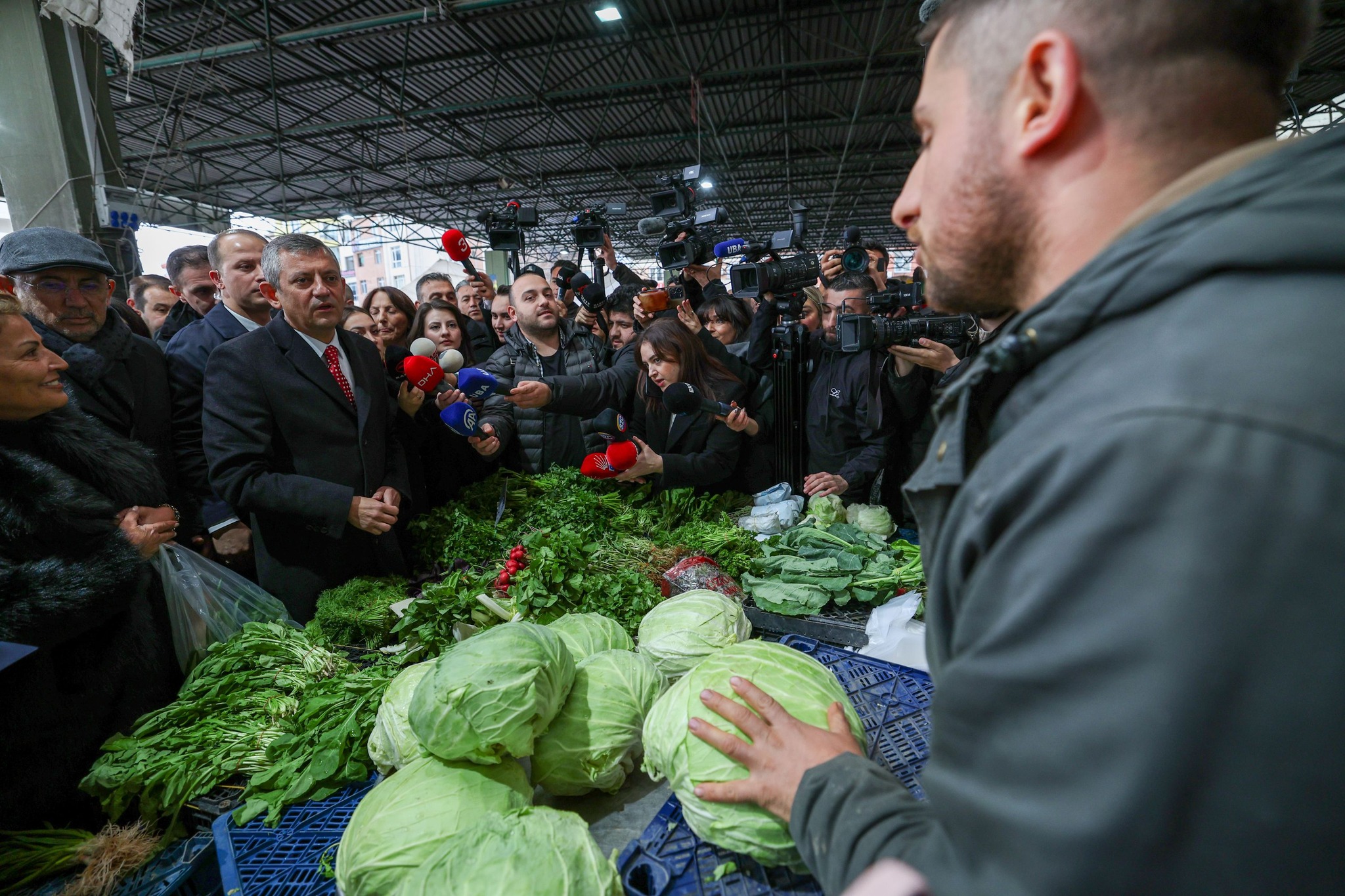 CHP Genel başkanı Özel, vatandaşın Sorunlarını Pazarda Dinledi!