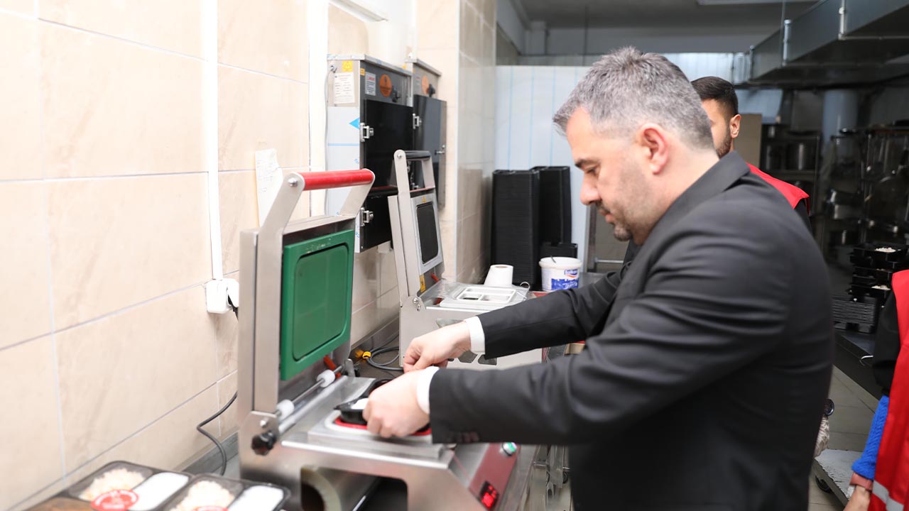 Pursaklar’da Aşevi ile Yüzler Gülüyor