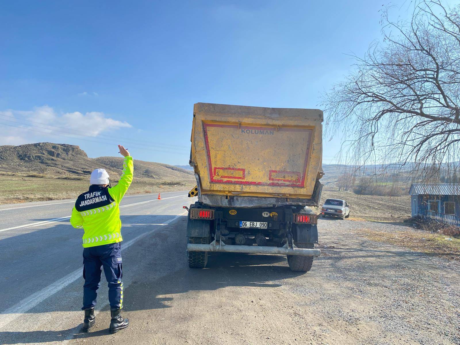Yozgat Jandarma'dan yük araçlarına sıkı denetim