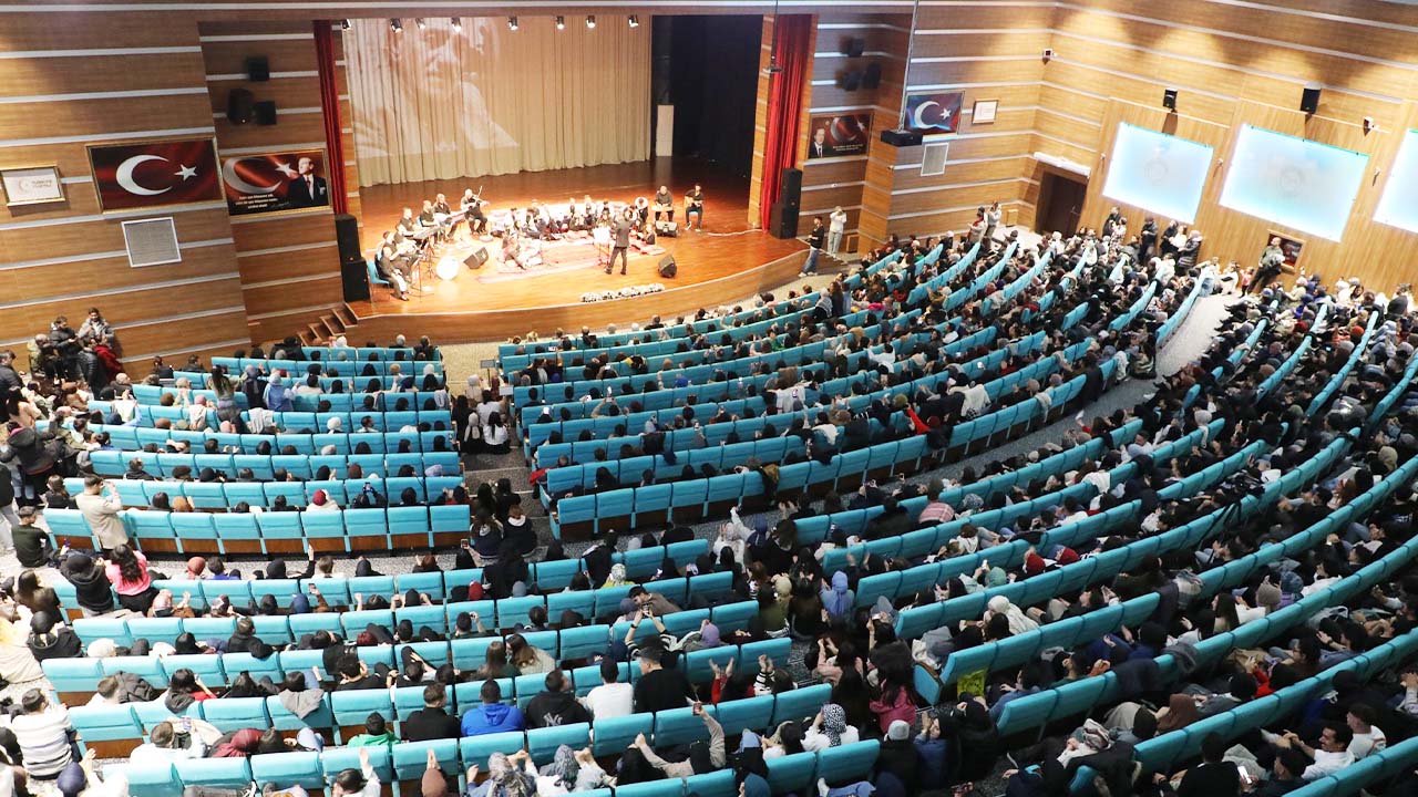 Yozgat’ta Bin Kişilik Salon Tıka Basa Doldu!