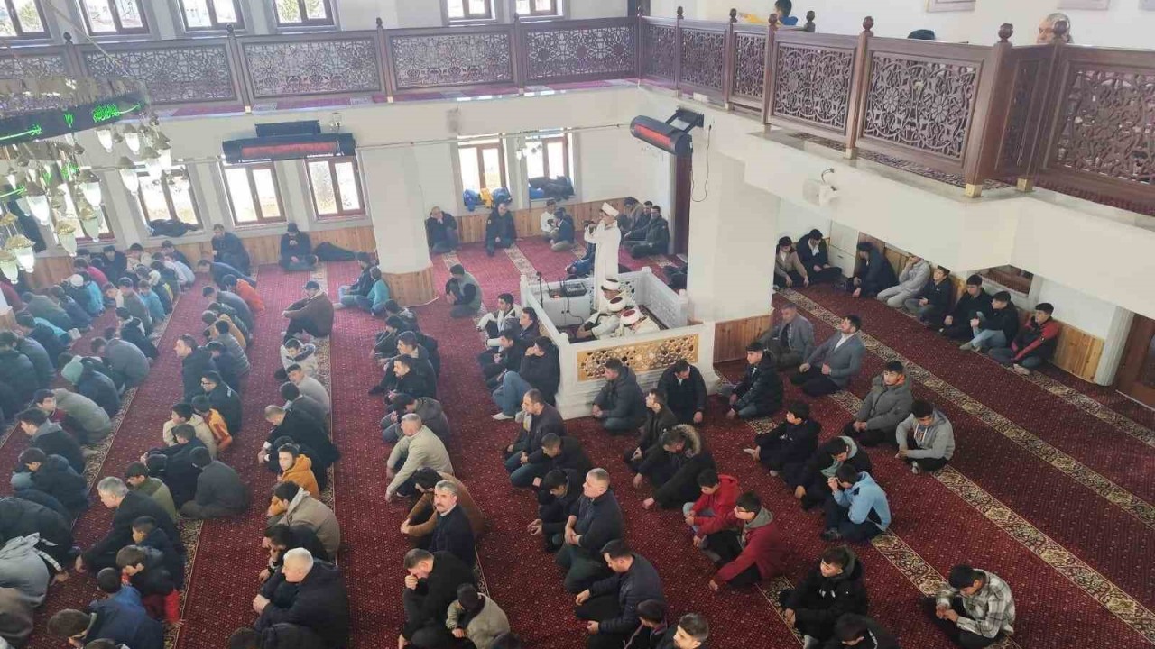 Akdağmadeni’nde 700 çocuk cuma namazında camide buluştu