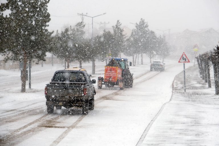 Akdağmadeni’nde  Yol Açma Çalışmalarını Sürüyor