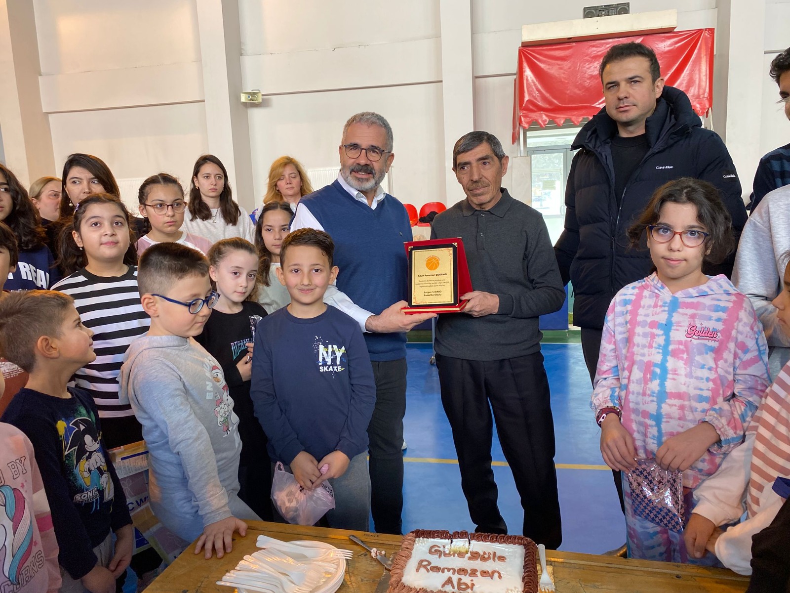 Öğrencilere Veda Etti 28 Yılın Ardından Ramazan Demirkol Emekli Oldu