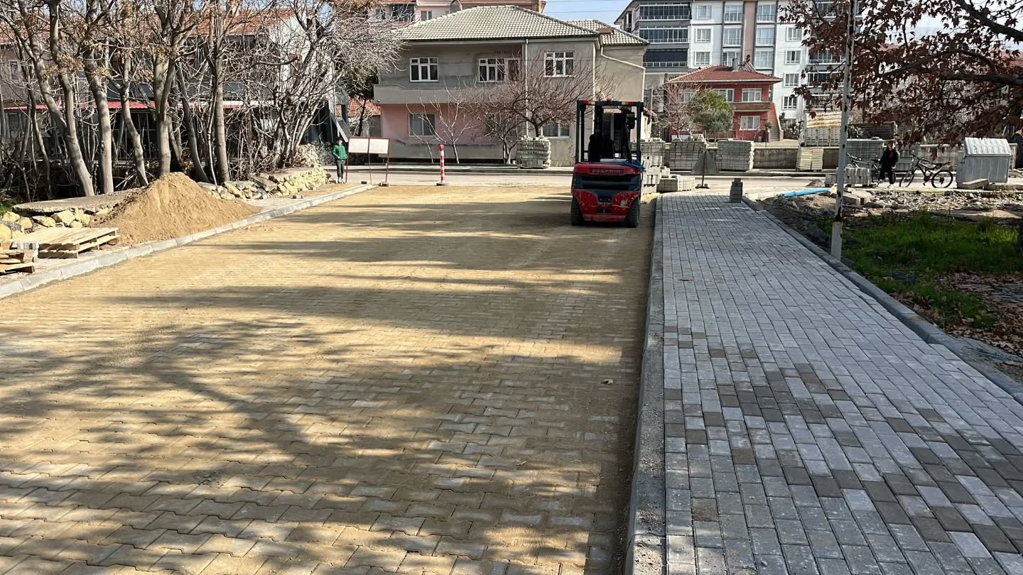Nallıhan’da Çayırhan Mahallesi’nde Yol ve Kaldırım Çalışmaları Devam Ediyor