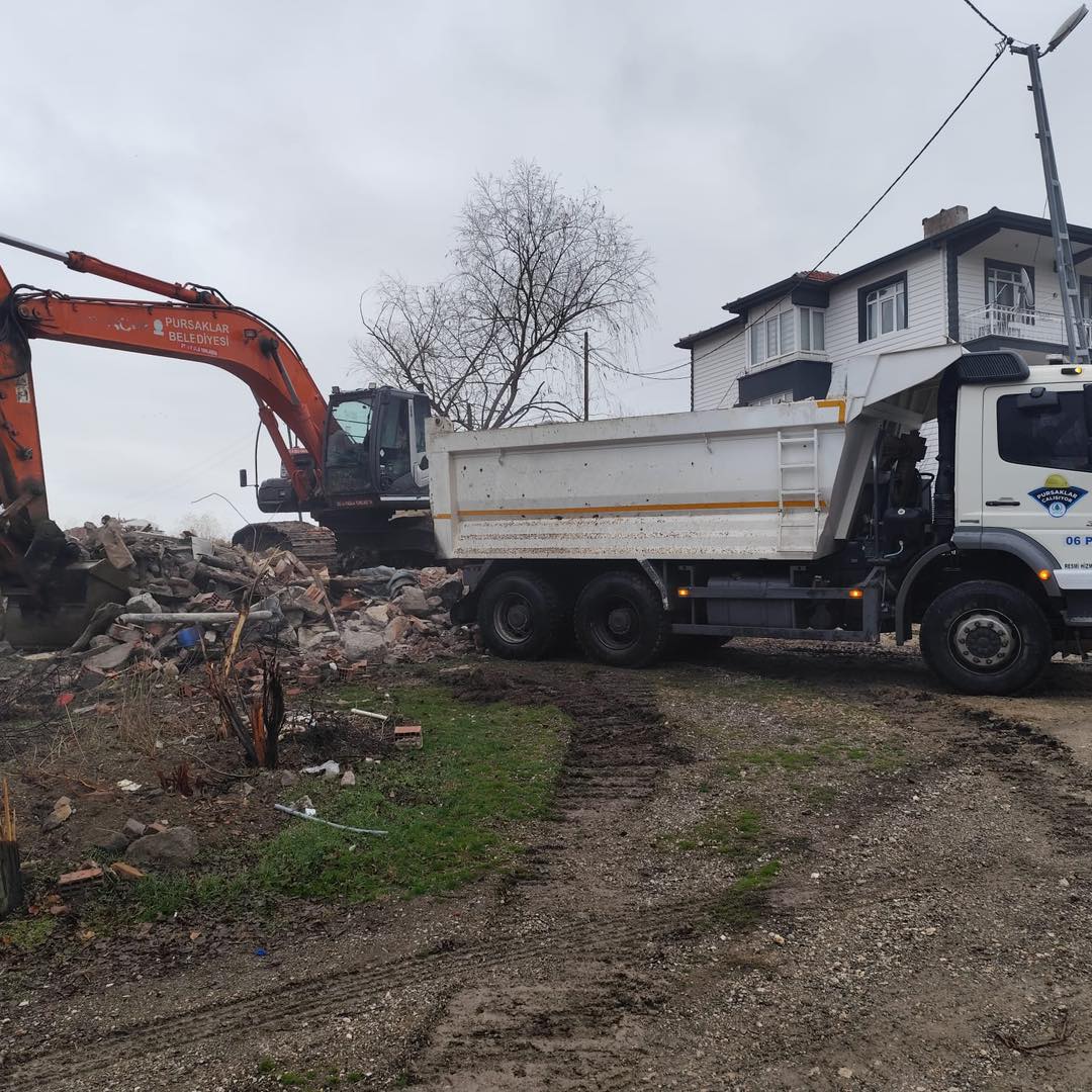 Pursaklar Belediyesi Metruk Yapıları Yıkıyor
