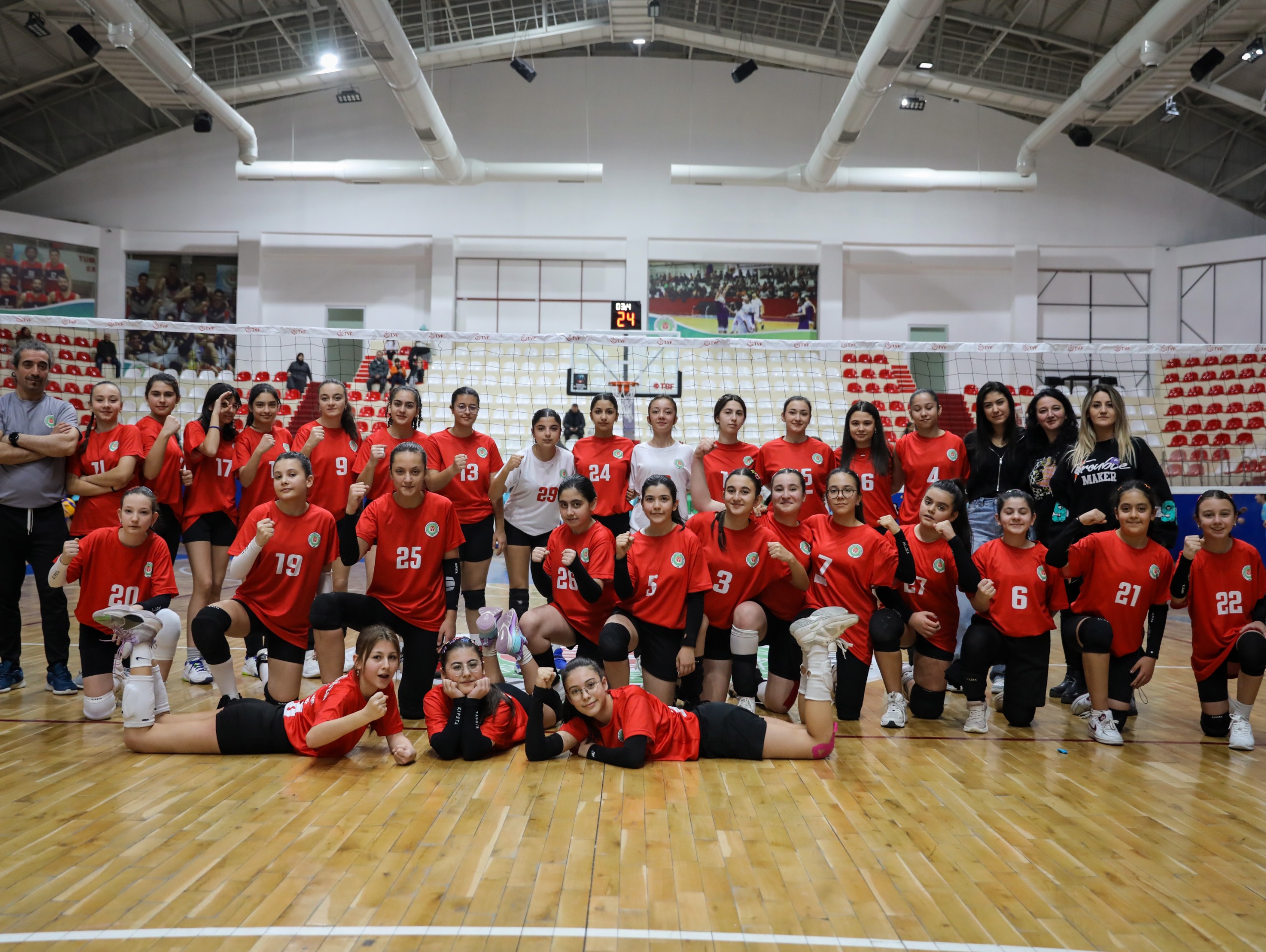 Etimesgut Belediyesi Voleybol Turnuvasında Şampiyonlar Ödüllerini Aldı