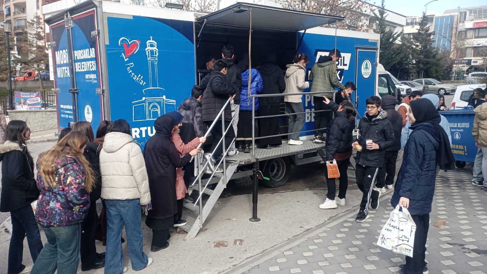 Kitap okurken çorba ile içlerini ısıttılar