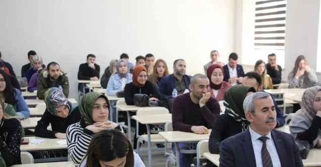 İletişim öğrencilerine topluluk önünde konuşma öğretiliyor