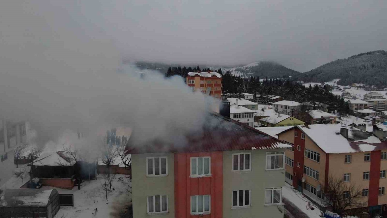 4 katlı apartmanın çatısı cayır cayır yandı