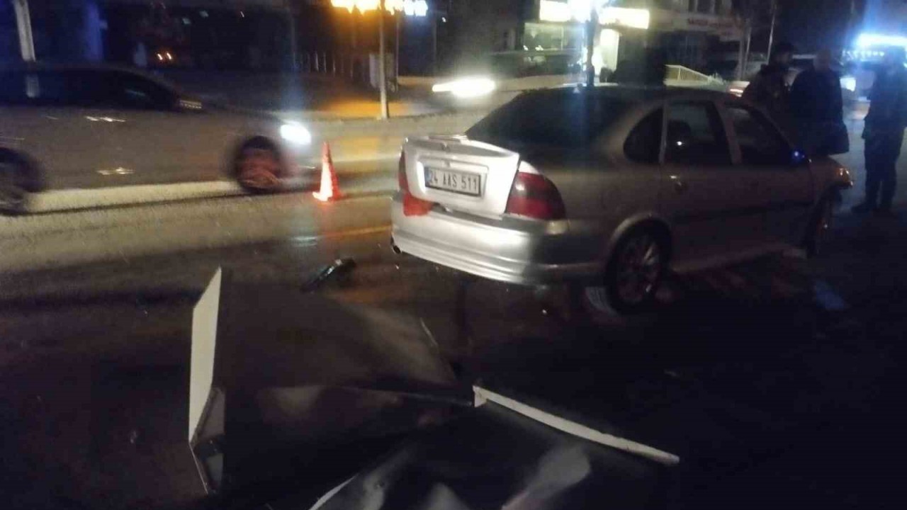Ankara’da otomobil kaldırımdaki elektrik panosuna çarptı: 2 yaralı