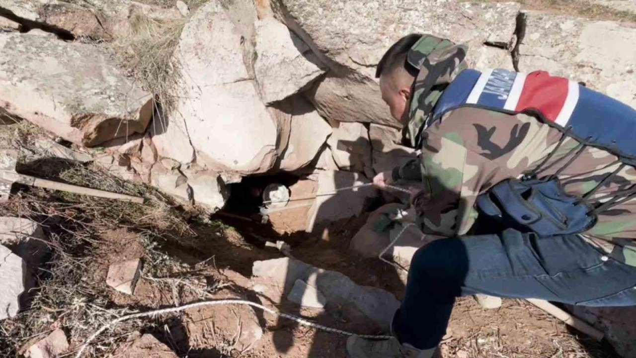 Jandarma definecileri kazdıkları kuyudan iple çekerek çıkardı