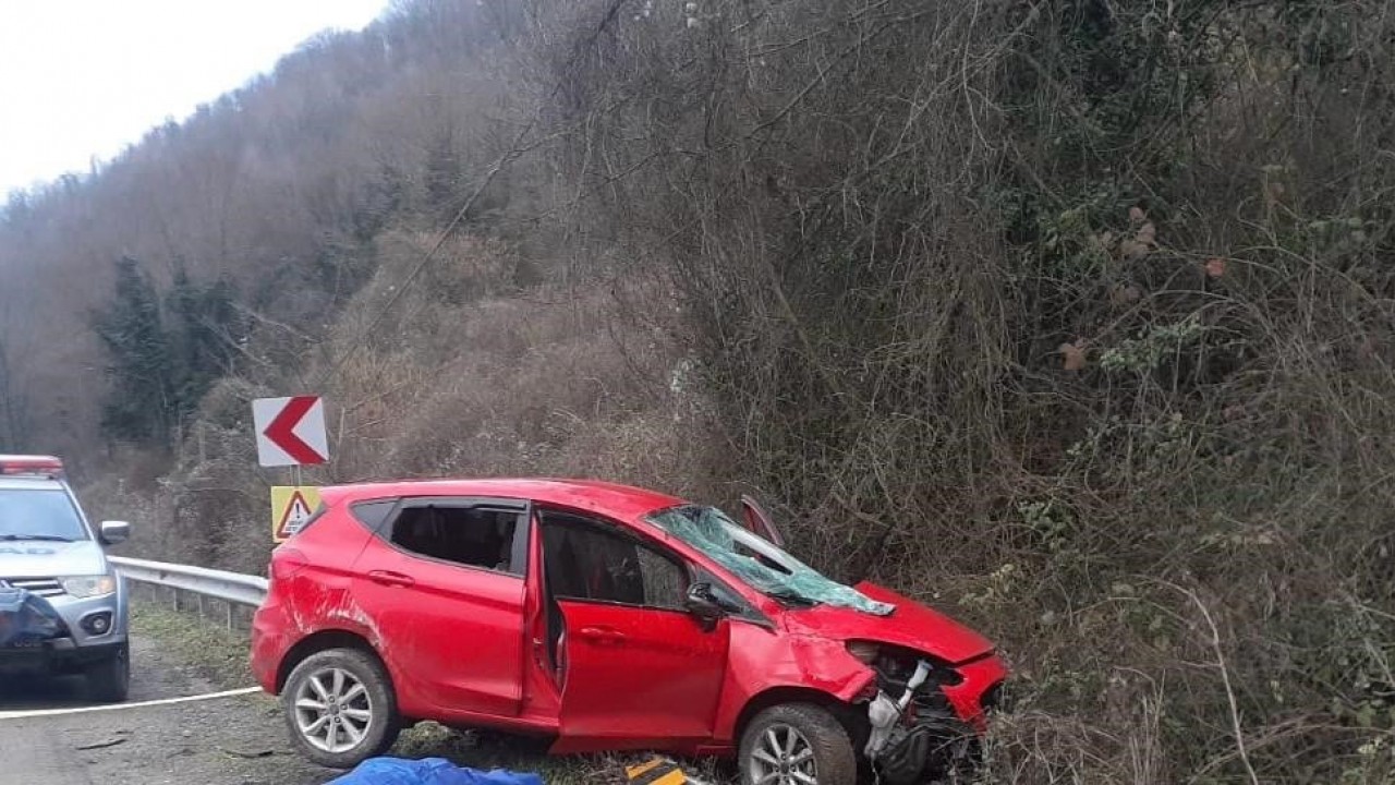 Şarampole devrilen otomobilin sürücüsü hayatını kaybetti