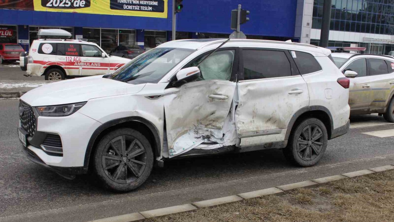 Yozgat’ta ambulans ile otomobil çarpıştı: 2 yaralı
