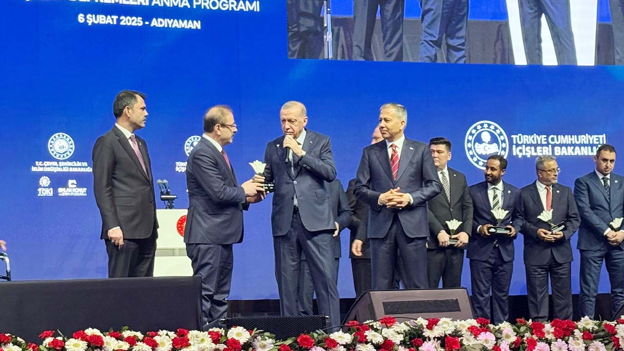 TESKOMB Genel Başkanı ve AK Parti Yozgat Milletvekili Akgül’e Cumhurbaşkanı Erdoğan’dan Anlamlı Plaket!