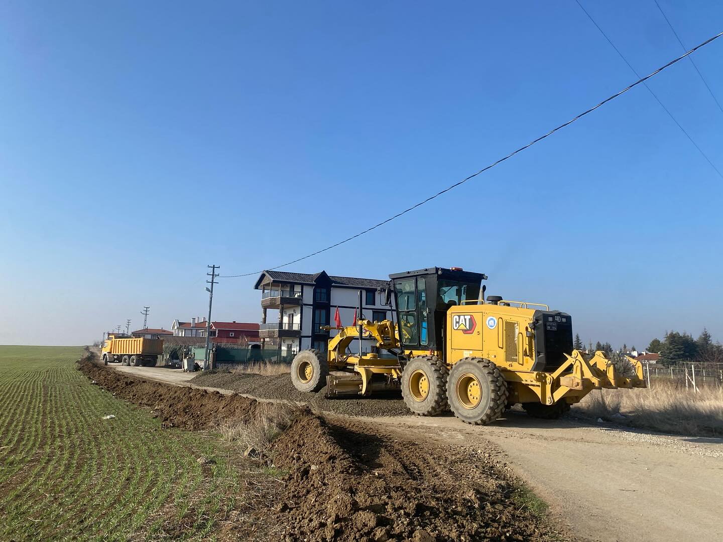 Akyurt Belediyesi ilçede onarılmadık yol bırakmıyor