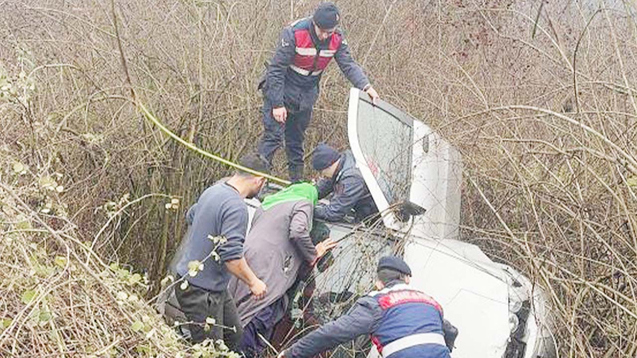 Yağışlı Hava Kaza Getirdi! Kontrolden Çıktı Şarampole Devrildi!