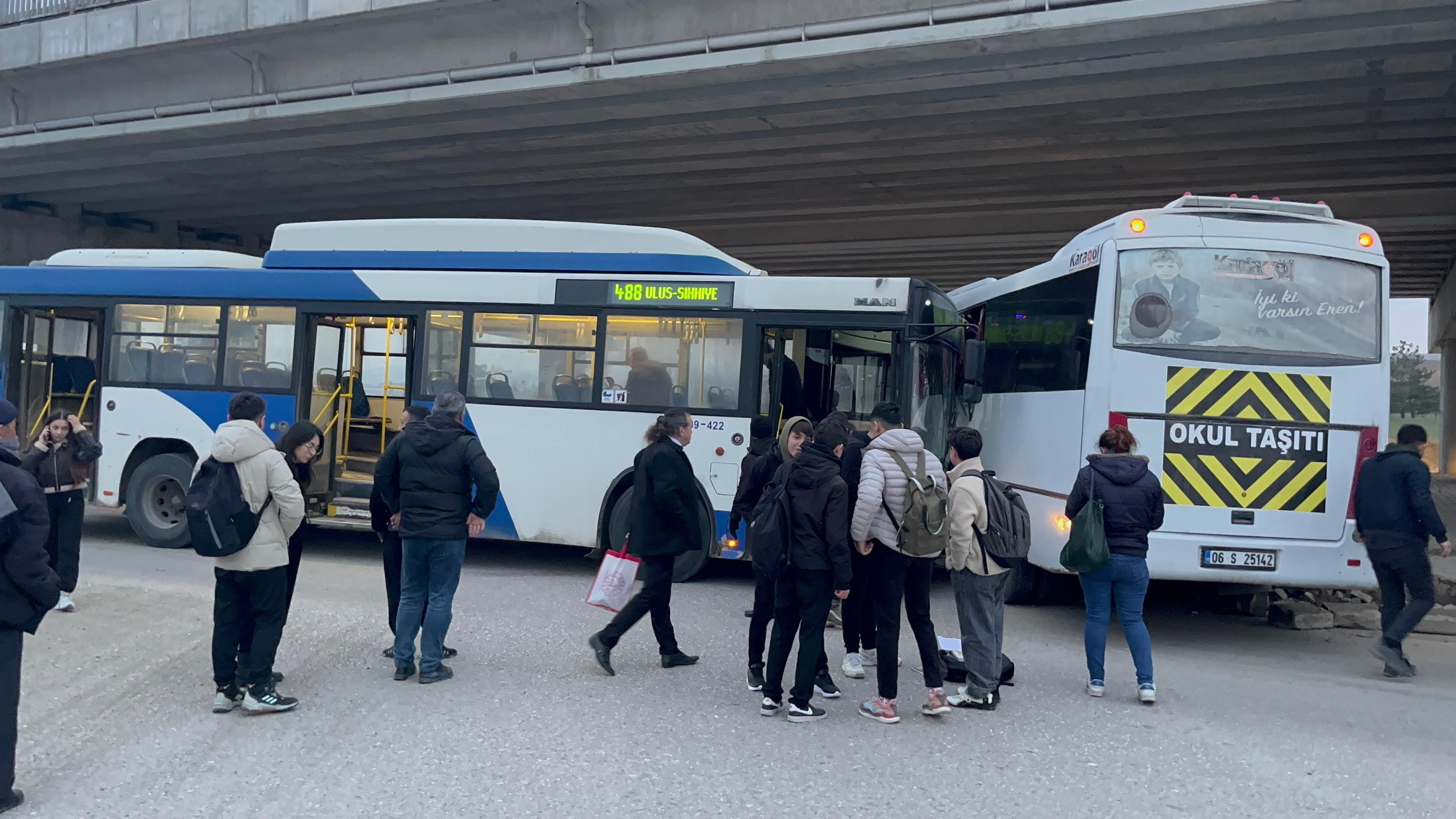 Ankara’da EGO Otobüsü ile Servis Aracı Çarpıştı