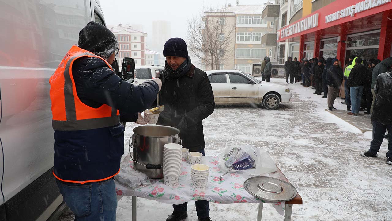 Yozgat'ta Et Kuyruğunda Sıcak Çorba İkramı