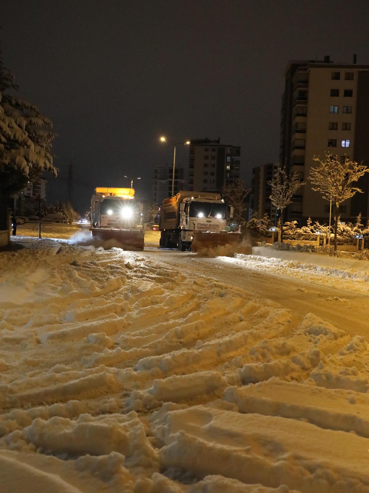 Etimesgut'ta Kar Küreme Ekipleri Sahada!