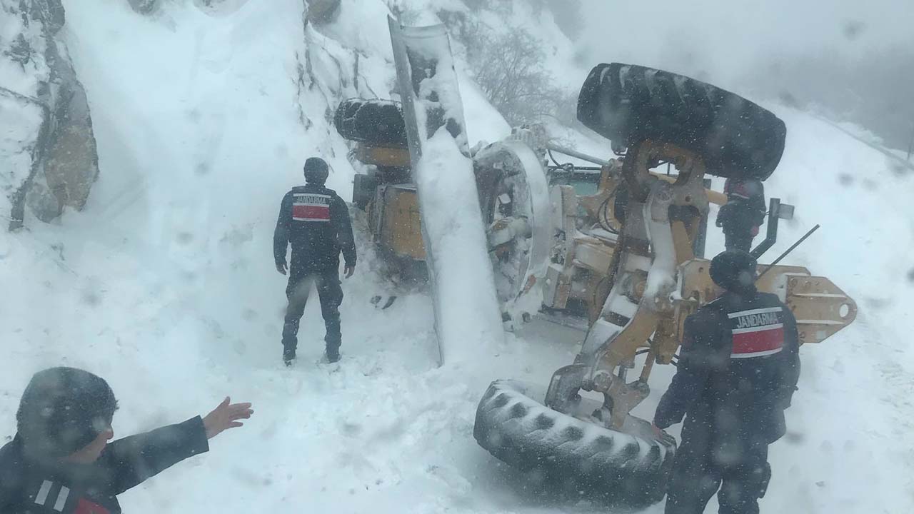 Son Dakika: Yozgat'ta Kar Temizliği Yapan İş Makinesi Devrildi