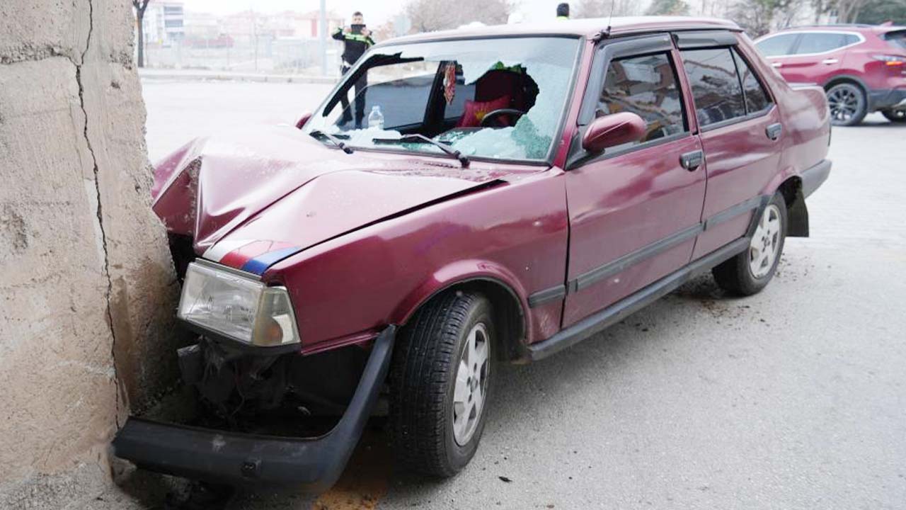 Komşuda Kontrolden Çıkan Otomobil Beton Duvara Çarptı: 2 Yaralı!