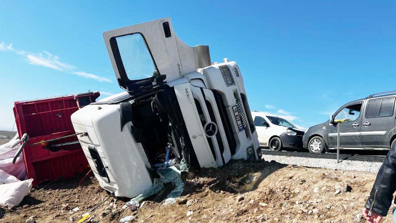 Yozgat’ın Kadışehri İlçesinde Çuval Yüklü Tır Devrildi!
