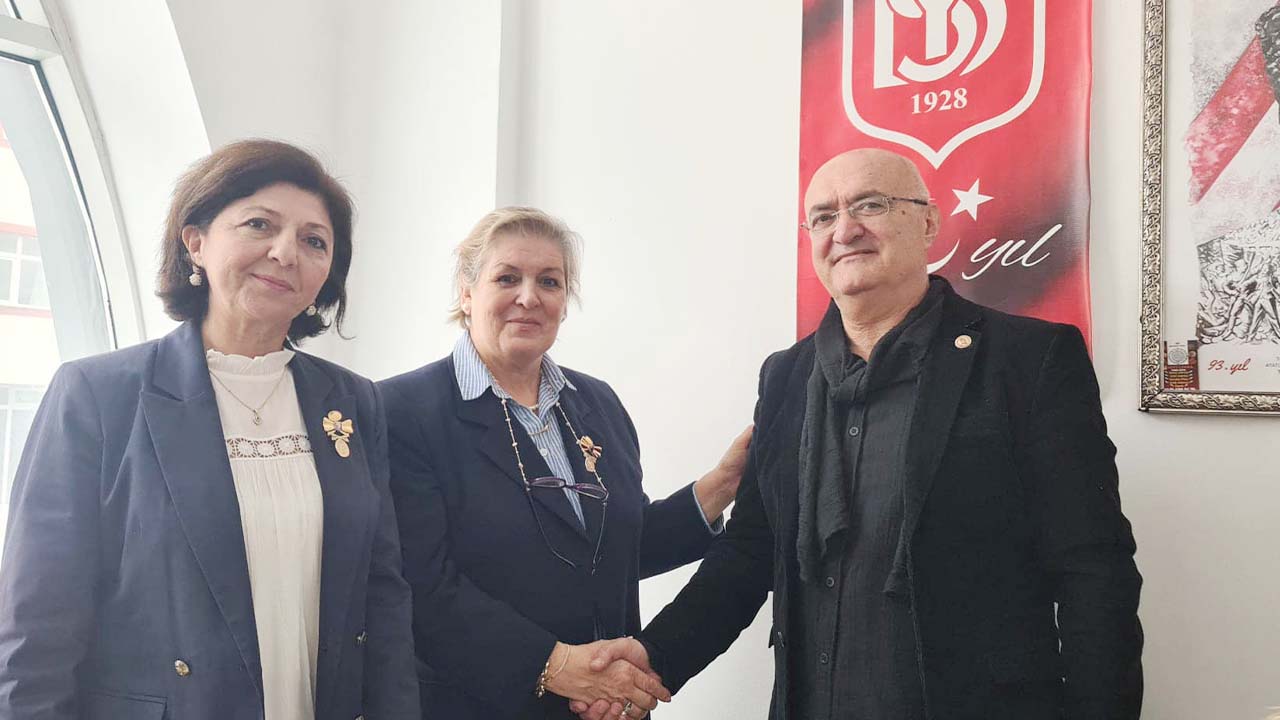 Yozgat’ın Yardım Sevenlerine Hayırlı Dokunuş! Rozetini Kadın Başkan Taktı!