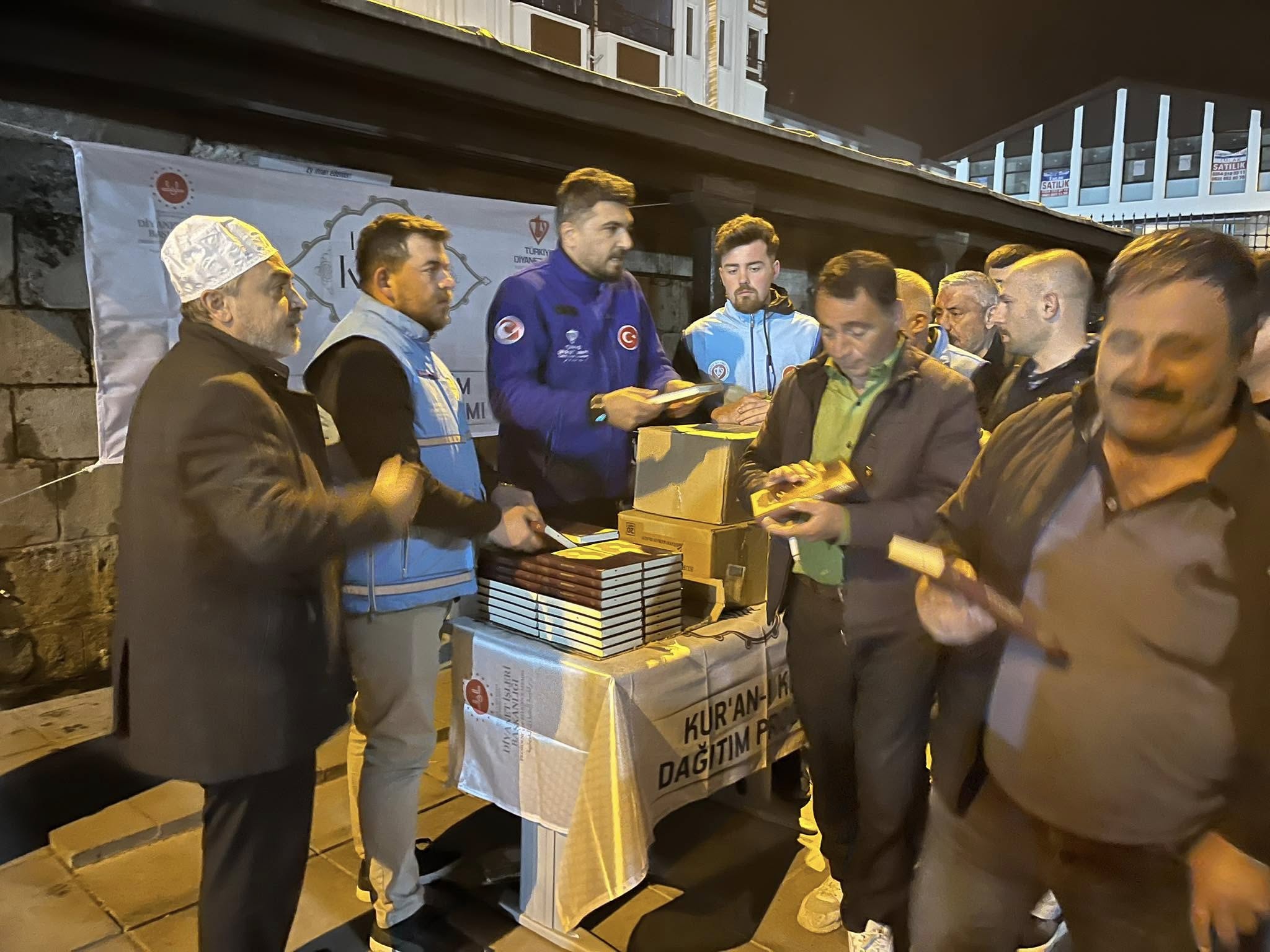 Yozgat’ta Kadir Gecesi’nde Vatandaşlara Kur’an-ı Kerim Dağıtıldı