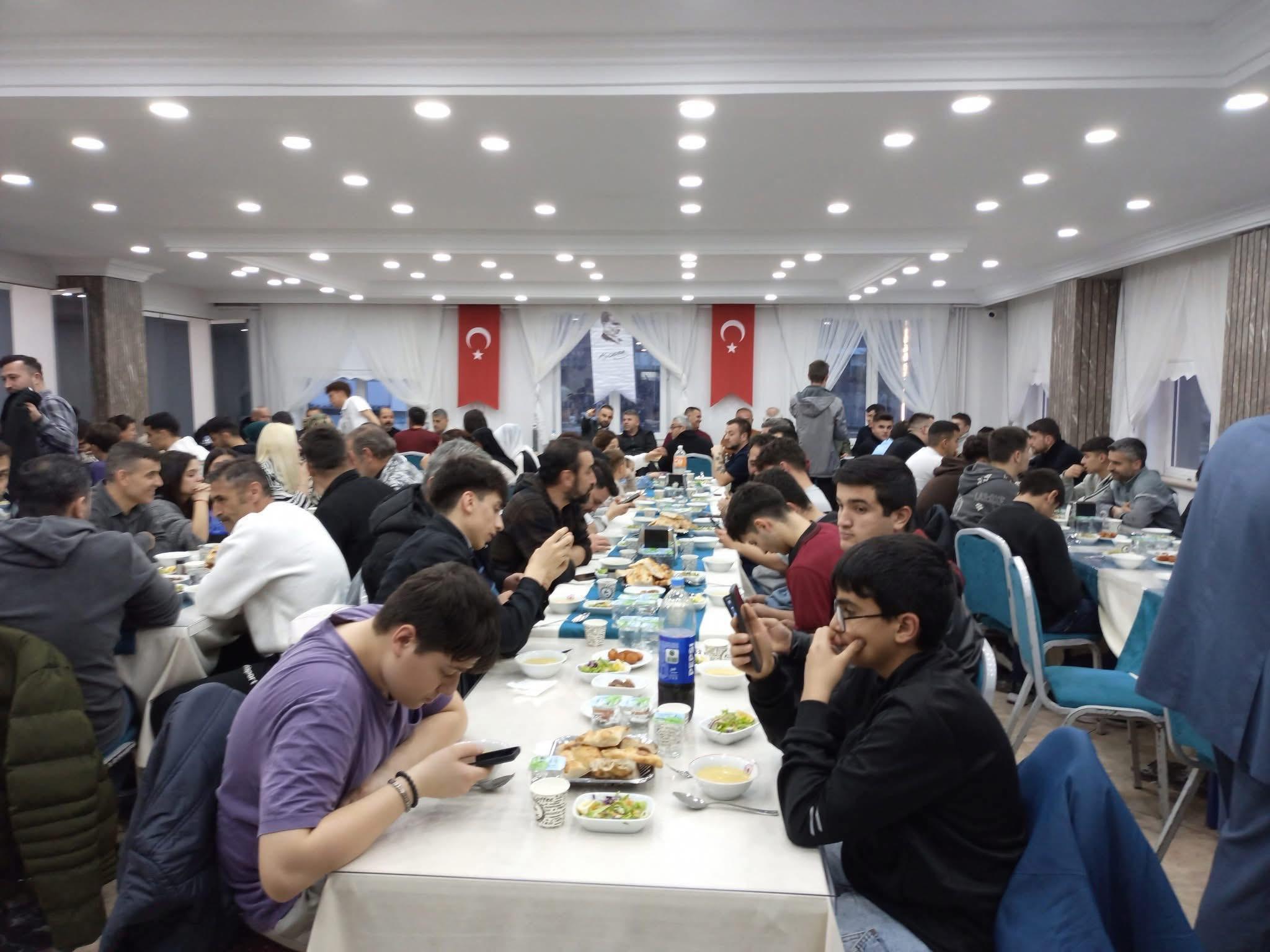 Yozgat Yurt Ay Derneği Üyeleri İftar Programında Buluştu