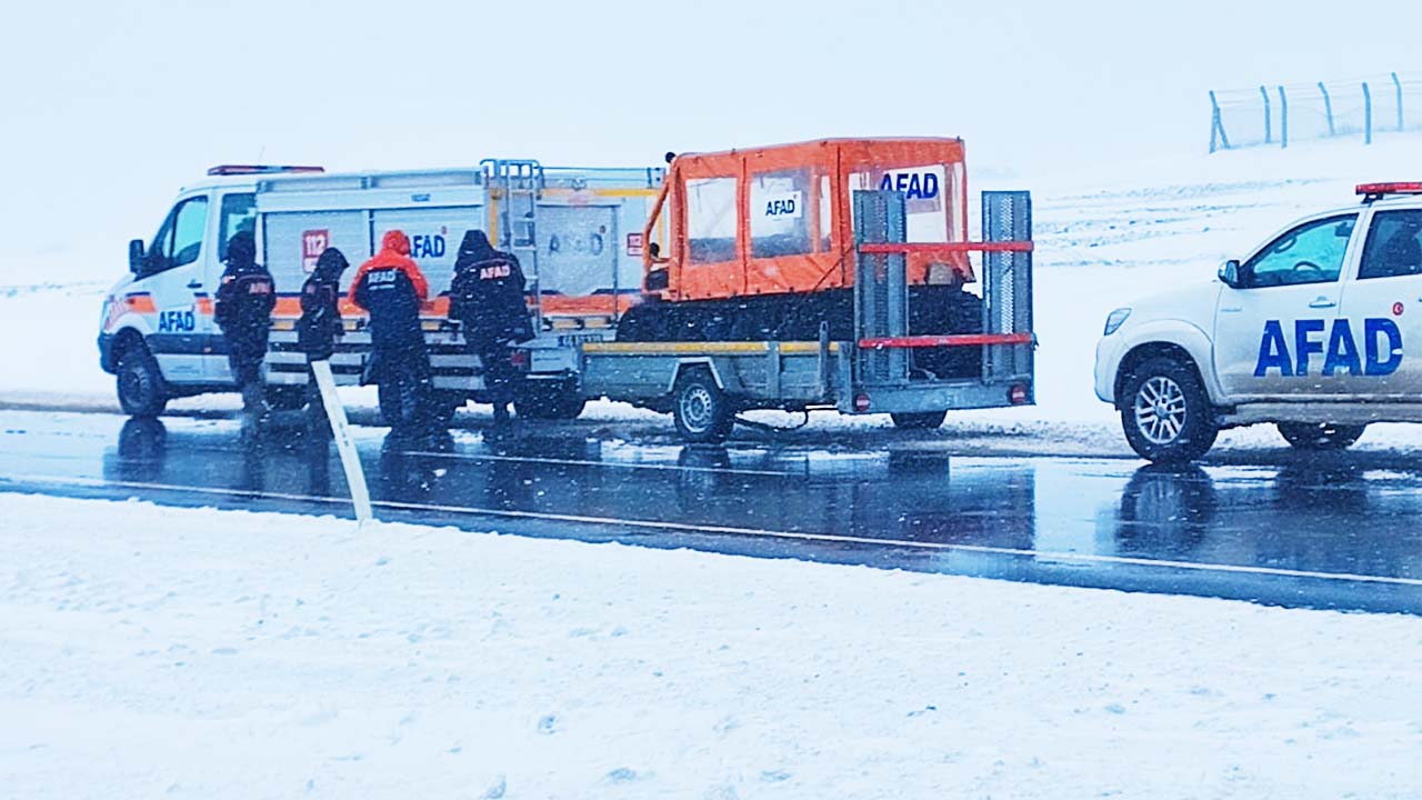 Yozgat-Alaca Yolunda Buzlanma Nedeniyle 20 Araç Mahsur Kaldı!