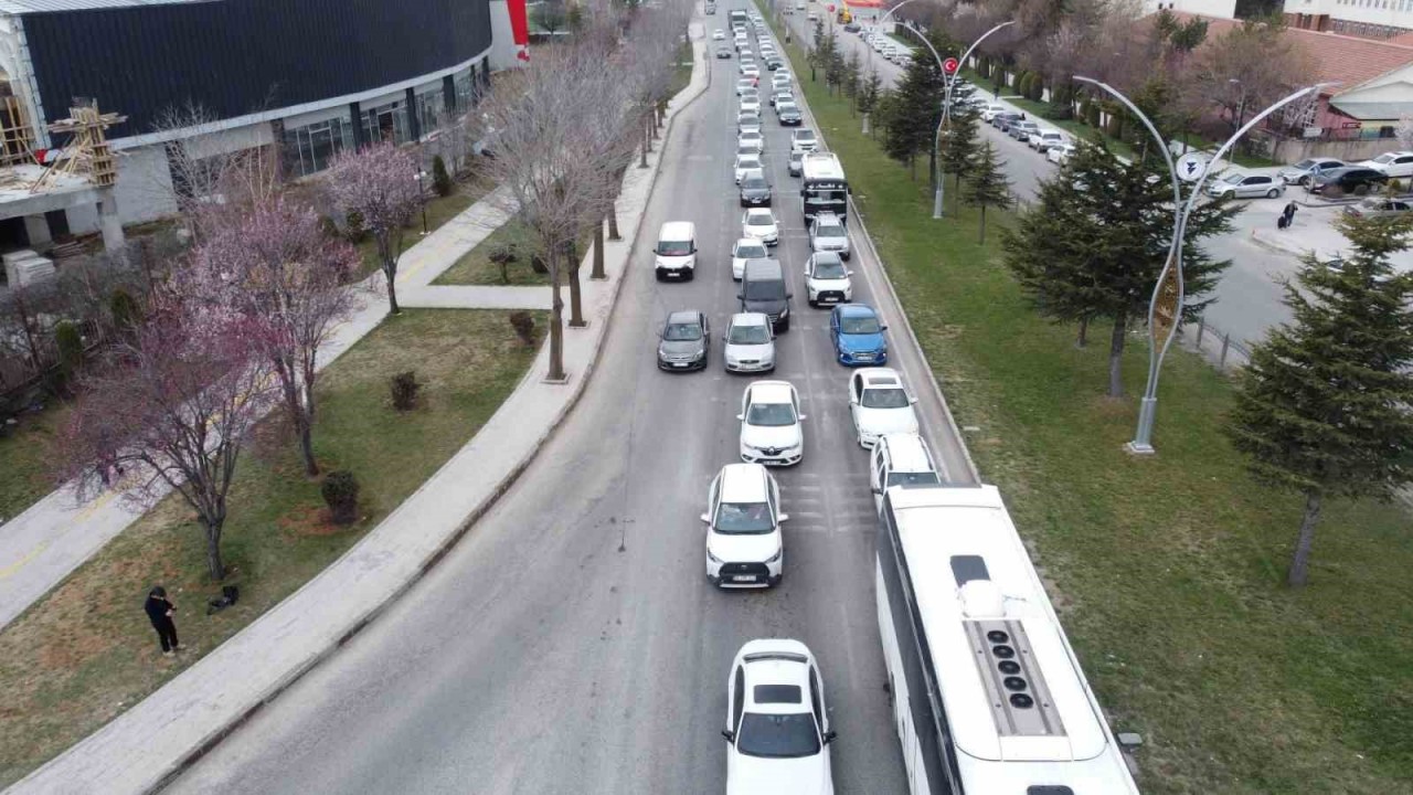 Türkiye’nin kilit kavşaklarından Yozgat E-88 karayolunda bayram trafiği yoğunluğu