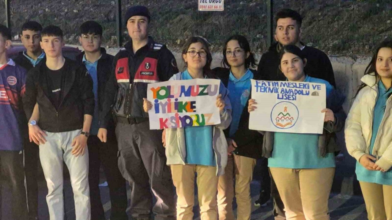 Yozgat’tan geçen yolculara liseli gençlerden iftarlık ikramı