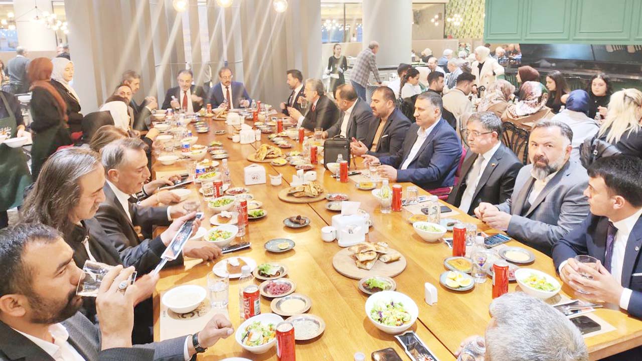 AK Parti Yozgat'ta Eski-Yeni İsimleri Aynı Masada Buluşturdu!