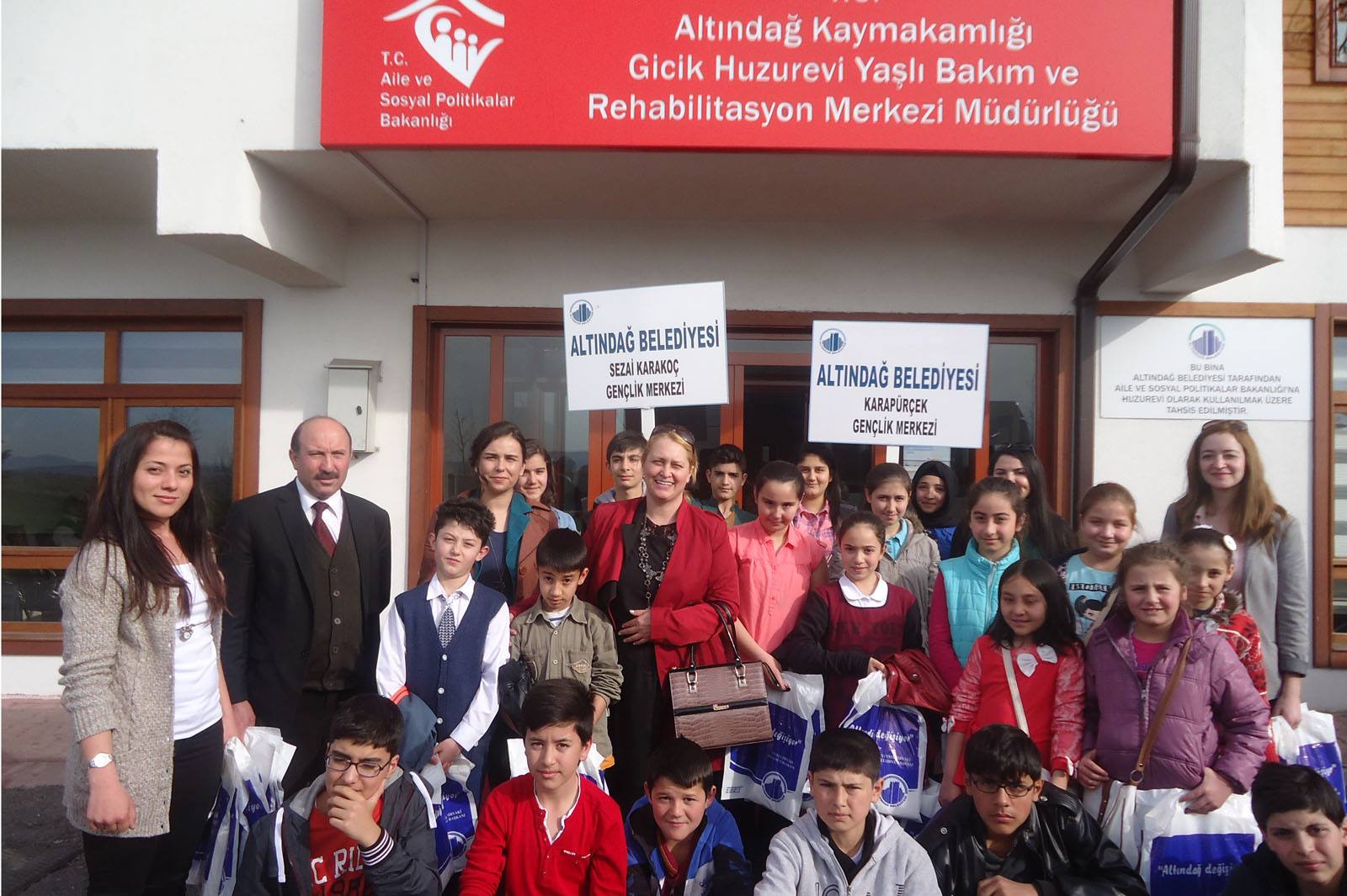Altındağ'da miniklerden yaşlılara sevgi dolu ziyaret
