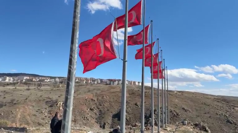 Yozgat Belediyesi Şüheda Tepesi'nde Bayrakları Değiştirdi