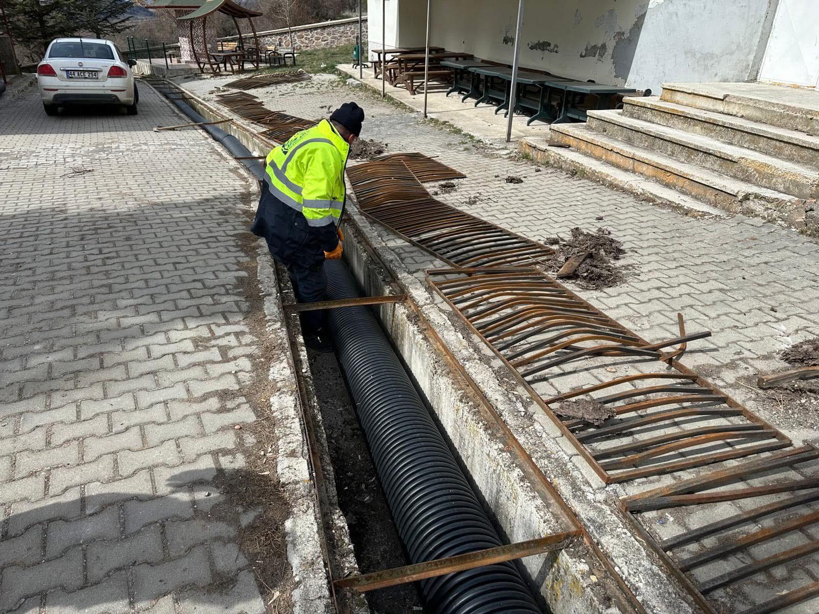 Çamlıdere Belediyesi Meşeler Köyü'nde Yağmur Suyu Kanalını Yeniliyor