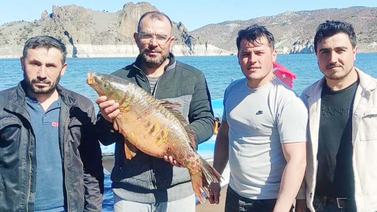 Yozgat’ta Çekerek Barajı’nda 14 Kiloluk Dev Sazan Yakalandı!