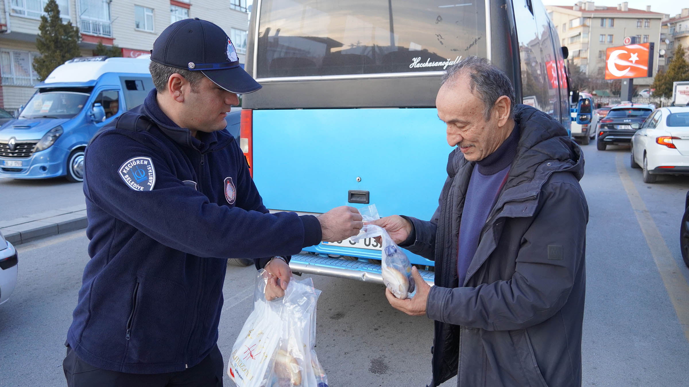 Keçiören Belediyesi’nden iftara yetişemeyene Kumanya ve Tatlı İkramı