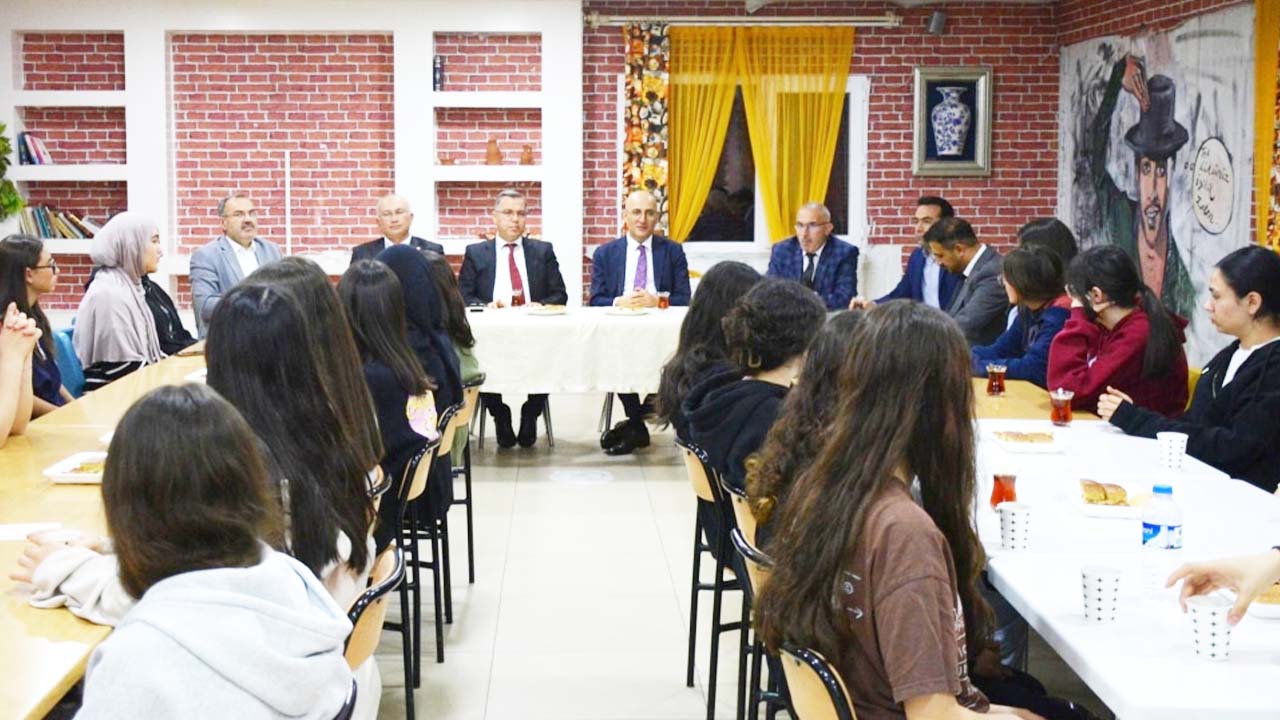 Yozgat'ta Eğitimciler ve Öğrenciler İftarda Konuşalım Programında Bir Araya Geldi