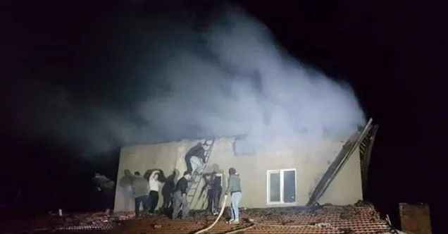 Gediz’in Göynükören köyünde çatı yangını