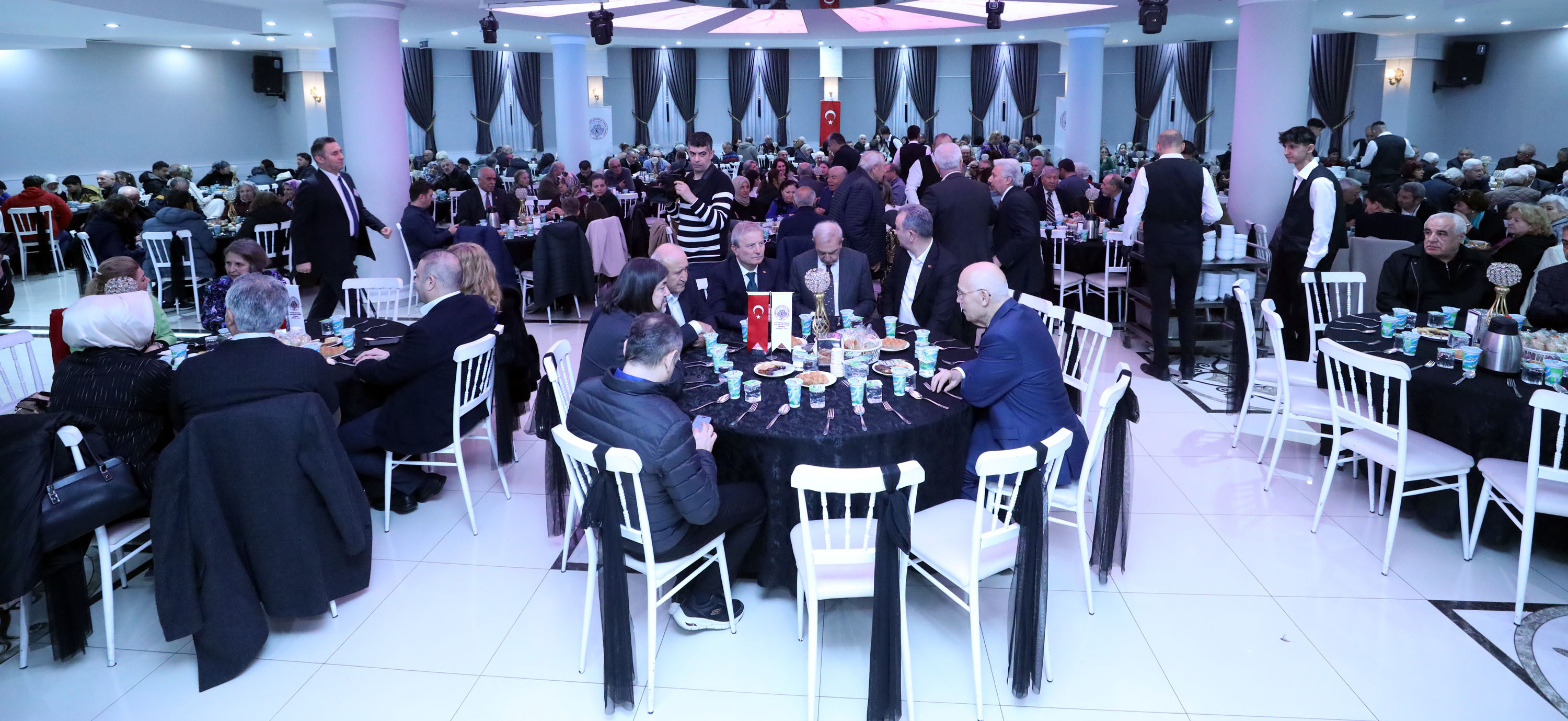 Yenimahalle'nin Başkanı Yaşar, hemşerileriyle iftar yaptı