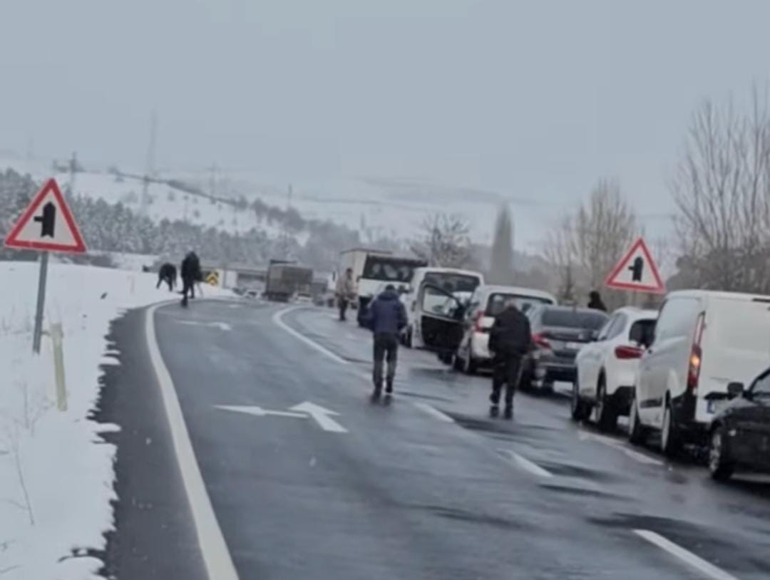 Akdağmadeni'nde kayganlaşan yolda yan yattı